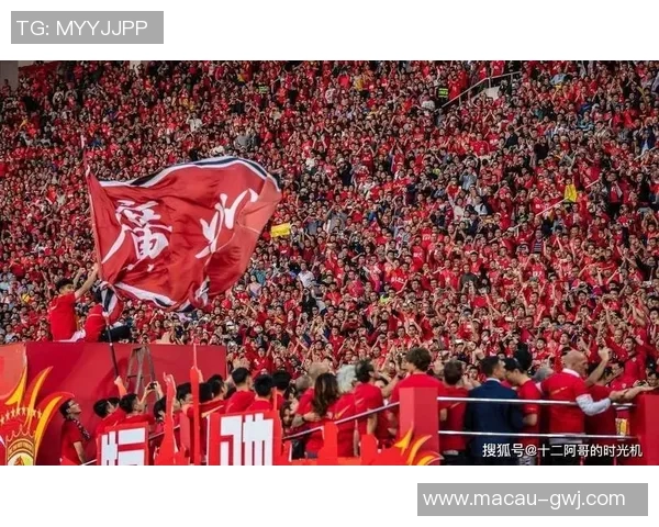 广州足球队的速度之道：如何在赛场上掌控快速反击与战术配合