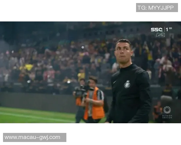 欧冠赛场惊现奇葩事件球迷冲入场内抢夺C罗球衣