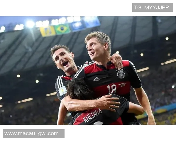 克罗斯：从中场大师到足球战术的灵魂引领者的传奇之路