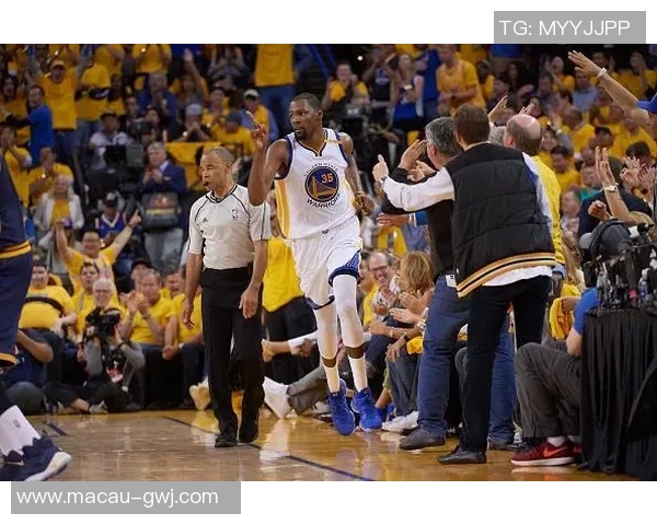 勇士与骑士常规赛对决精彩回顾与赛季展望分析