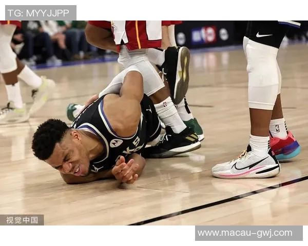 字母哥愤怒撕球衣雄鹿惨败后更衣室冲突升级引发热议