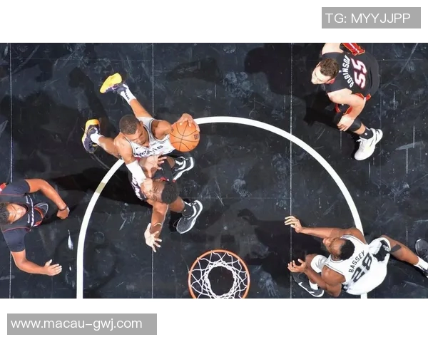 马刺与尼克斯激战正酣NBA经典对决再度上演球迷热情高涨 马刺与尼克斯激战正酣NBA经典对决再度上演球迷热情高涨