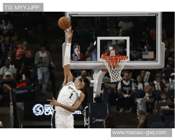 快船与马刺G3激战正酣谁能在季后赛中占得先机 快船与马刺G3激战正酣谁能在季后赛中占得先机